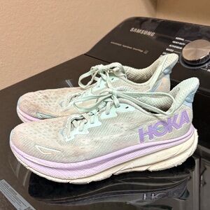 Hoka women’s Clifton 9 size 8
